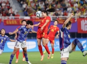 足球比赛中，女球员精神焕发风采