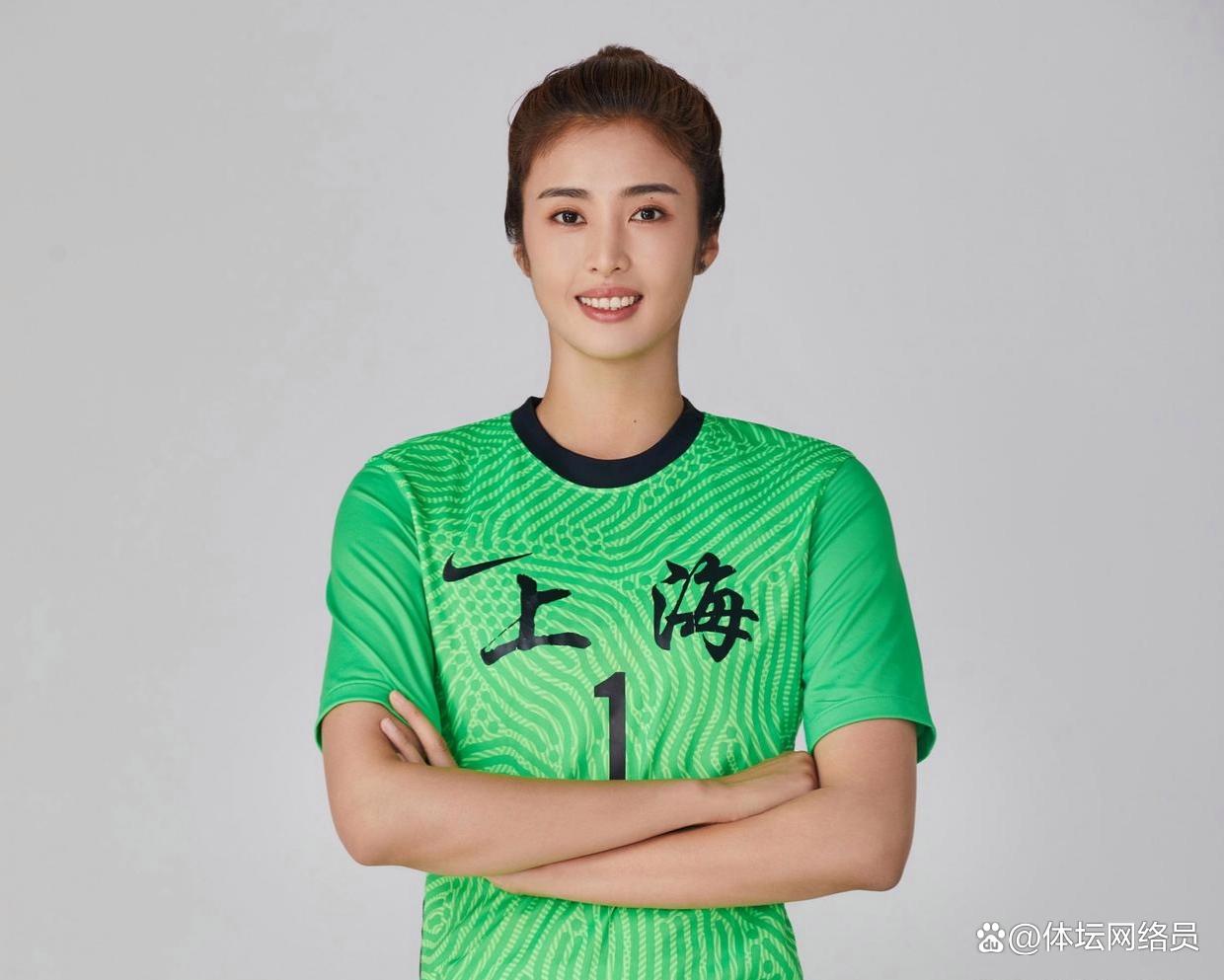 足球比赛中，女球员精神焕发风采